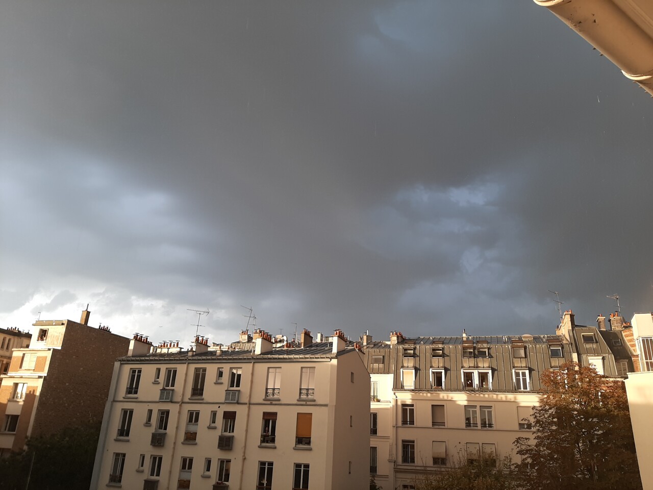 après le soleil, le vent et la pluie font leur retour à Paris et en Île-de-France