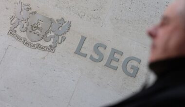Les actions britanniques progressent alors que les investisseurs évaluent l'accord commercial États-Unis-UE