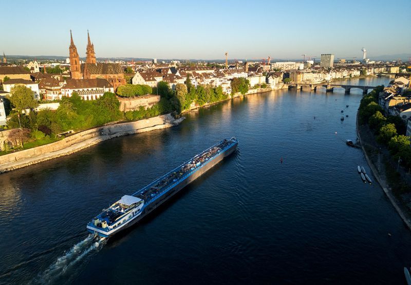 La pluie fait remonter le niveau du Rhin en Allemagne, mais les navires restent partiellement chargés