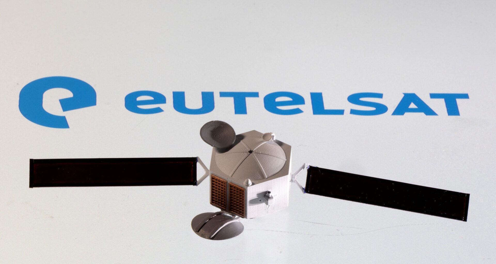 Eutelsat signe un partenariat stratégique avec le gouvernement britannique pour l'accès à son réseau LEO