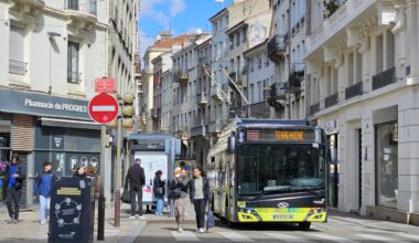 un bus STAS détruit par un incendie dans cette ville près de Saint-Etienne