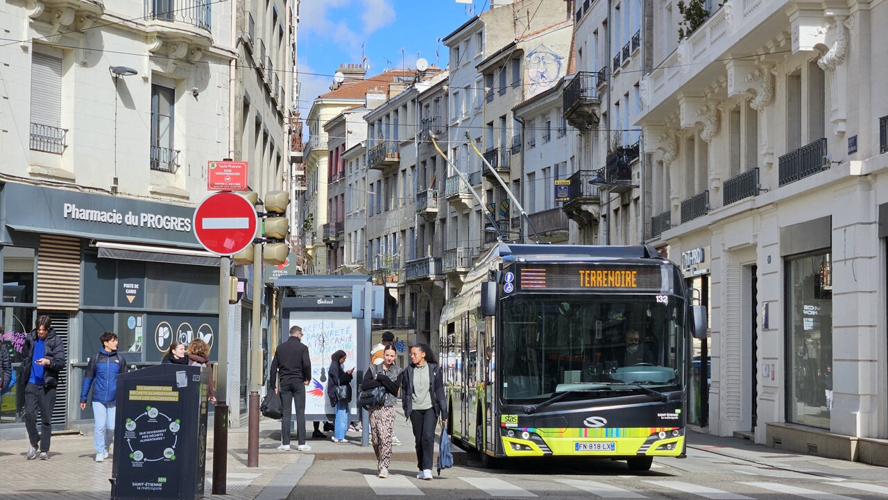un bus STAS détruit par un incendie dans cette ville près de Saint-Etienne