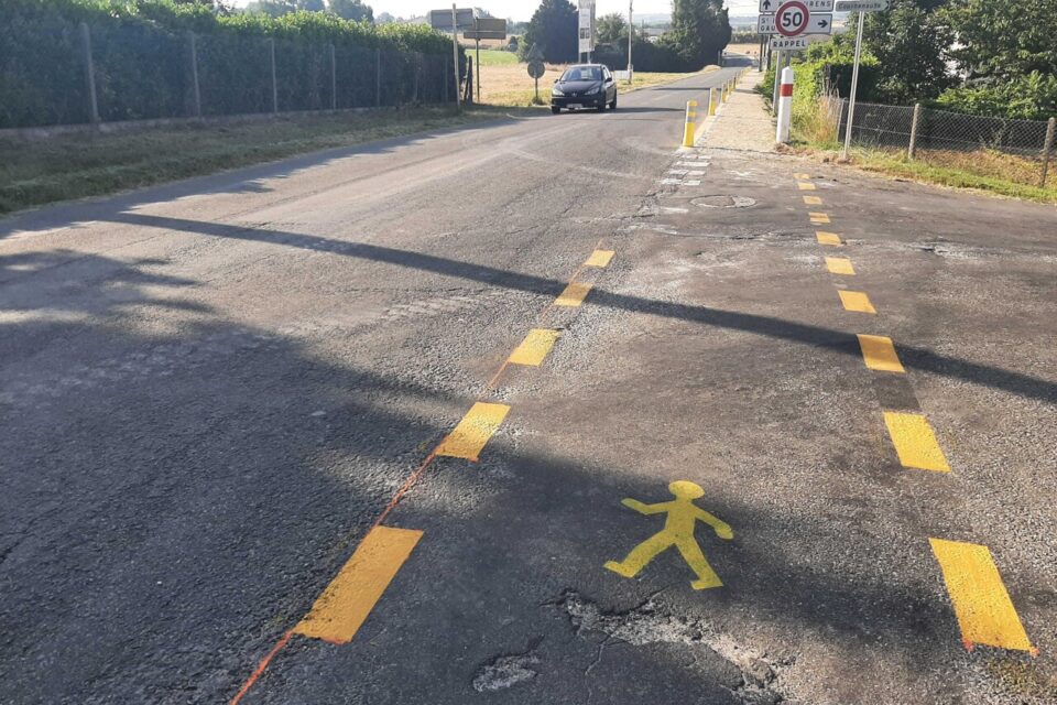 Malgré des aménagements réalisés pour les piétons, la déviation mise en place par le concessionnaire de l'autoroute A69, Atosca, a été jugée pas assez sécurisée pour le maire de Verfeil, qui a pris un arrêté d'interdiction de circulation des poids lourds de plus 3,5 tonnes.