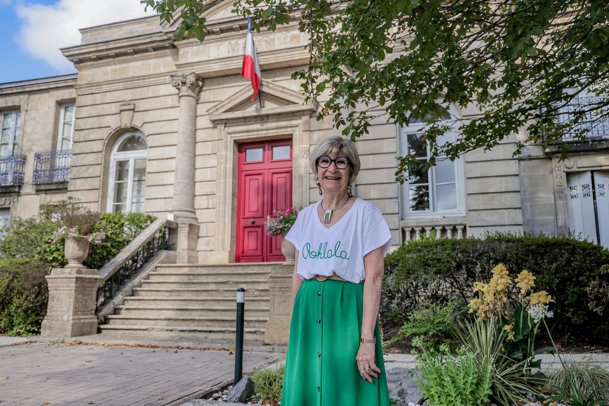 Patricia Peigney, la maire d’Illats, devant la mairie.