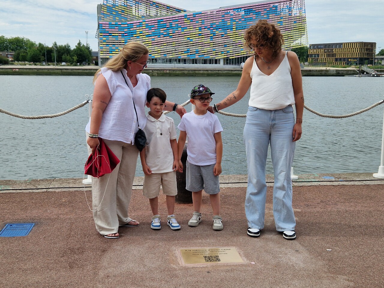 une plaque posée « pour que ce lieu maudit devienne un lieu de recueillement »