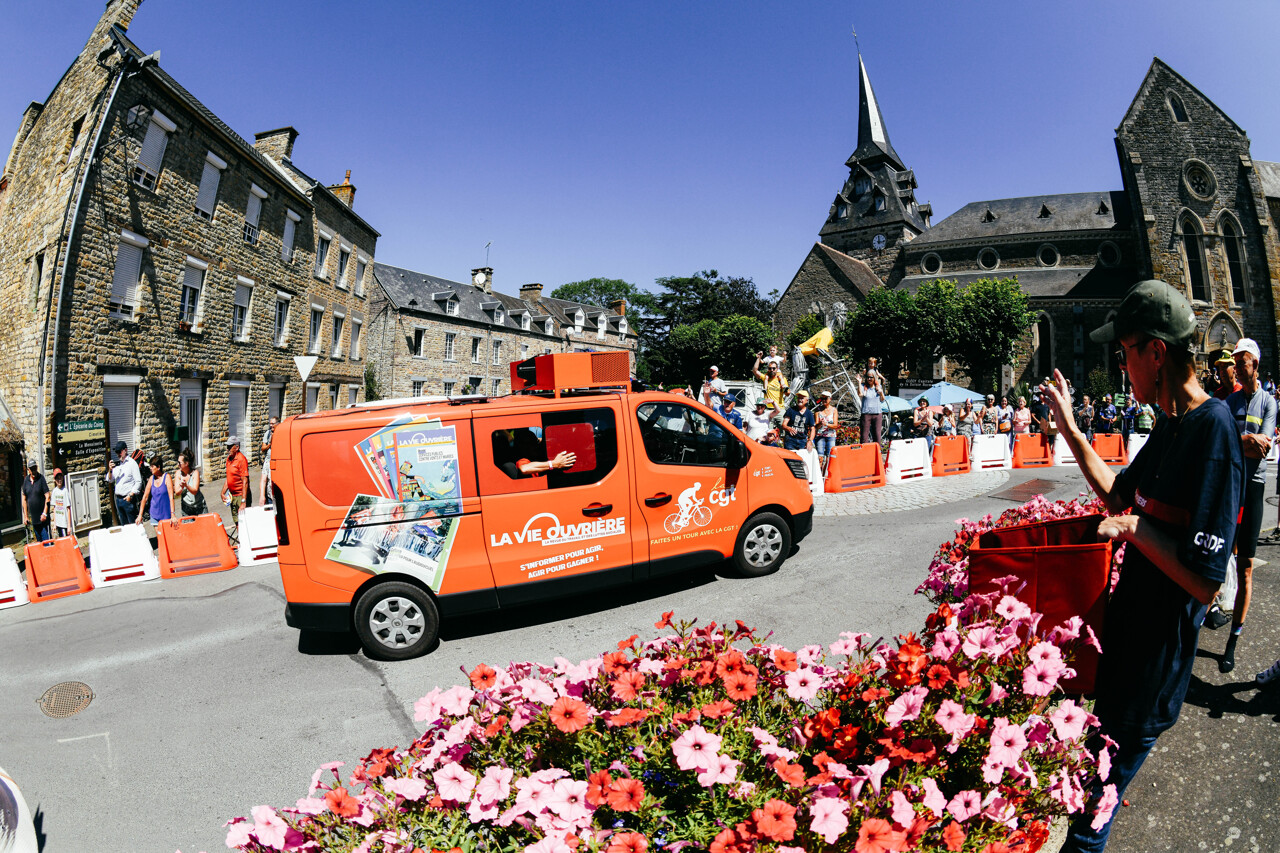 mais pourquoi la CGT est présente dans la caravane du Tour de France ?