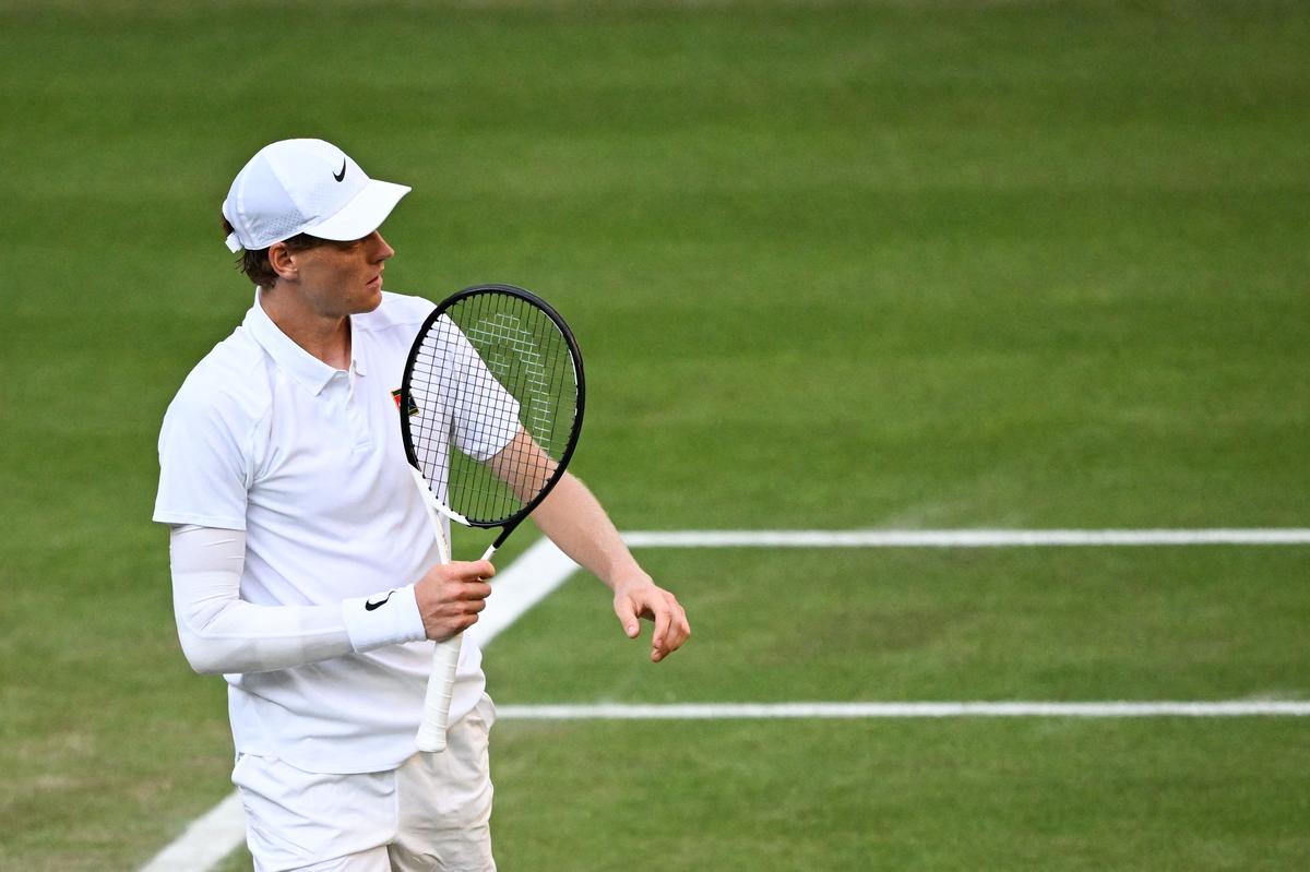 en contrôle, Jannik Sinner dispose de Novak Djokovic et rejoint Carlos Alcaraz en finale