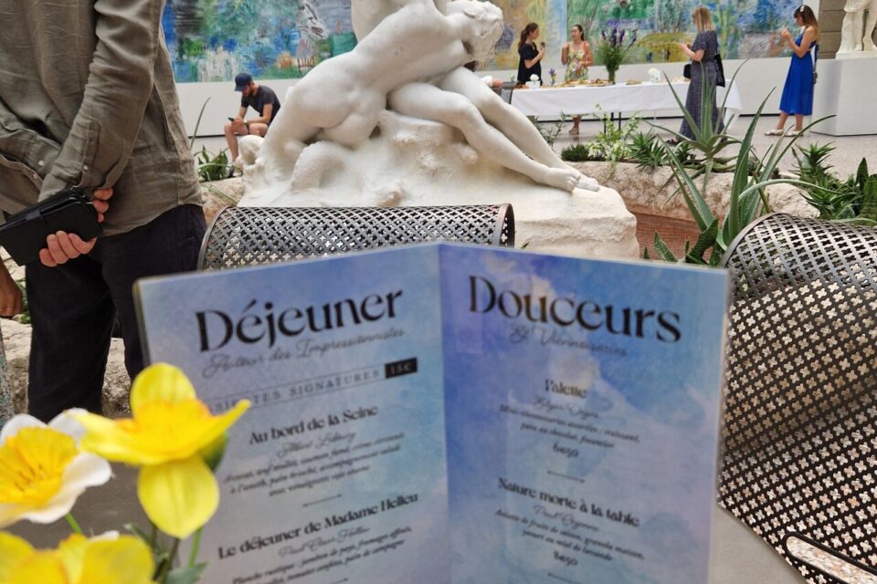 Au Café Sculptures, vous mangez directement entre les oeuvres d'art.