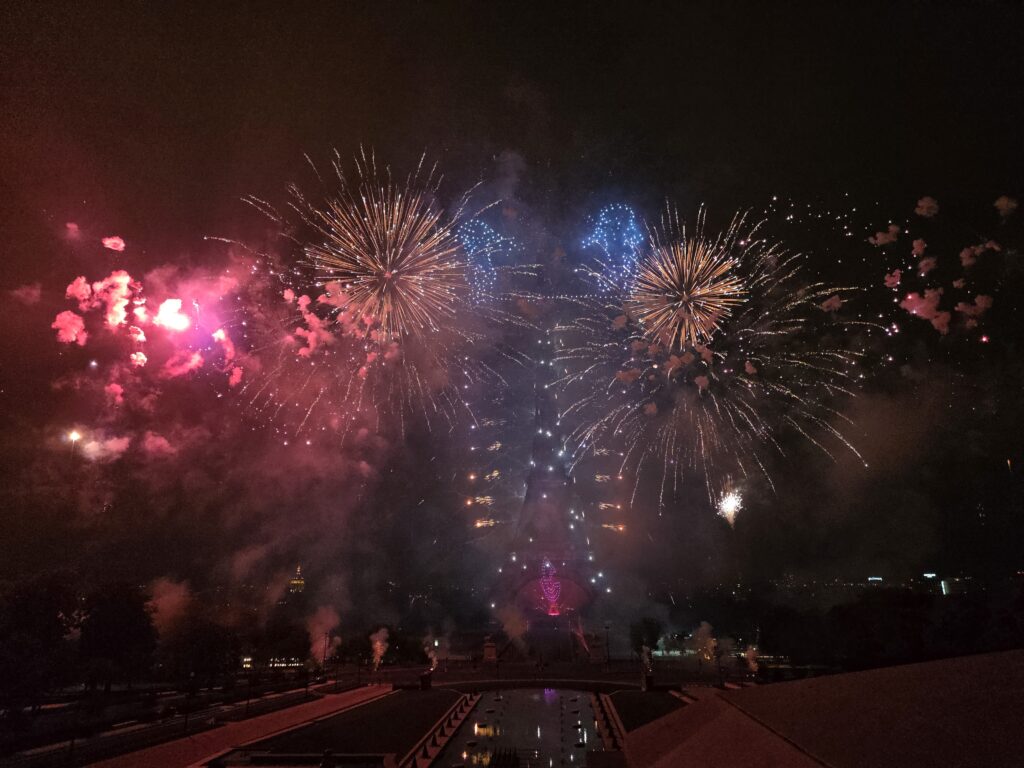 Photographier un feu d'artifice avec un smartphone est rarement facile : le Z Fold 7 capture parfaitement l'instant.