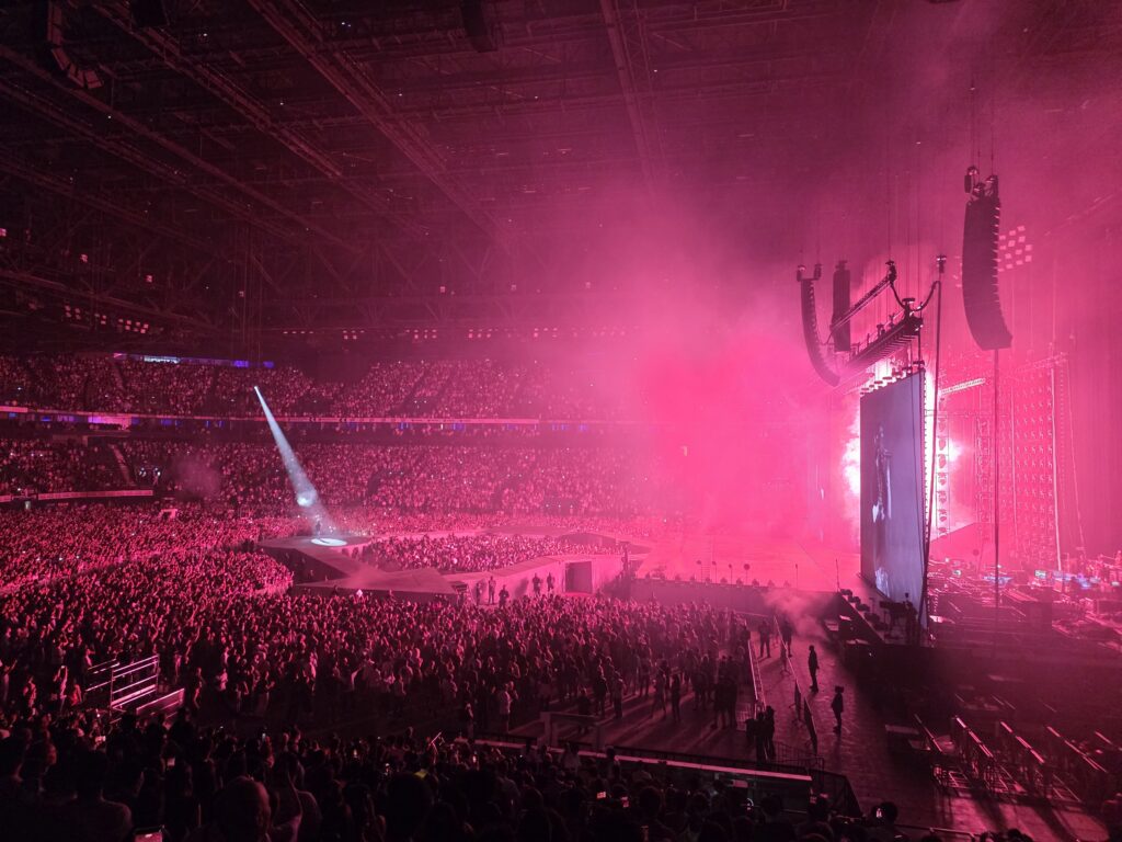 En concert, les 200 Mpix offrent des détails rares pour un capteur principal.