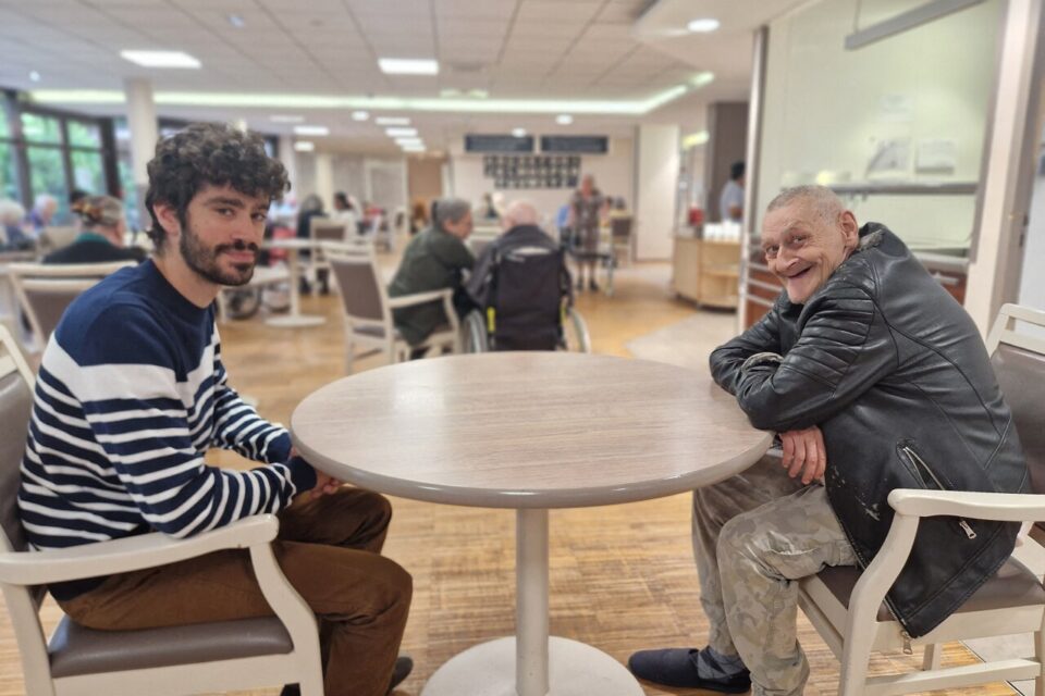 Rémi et Daniel à l'Ehpad la Pirandelle, lundi 21 juillet 2025.