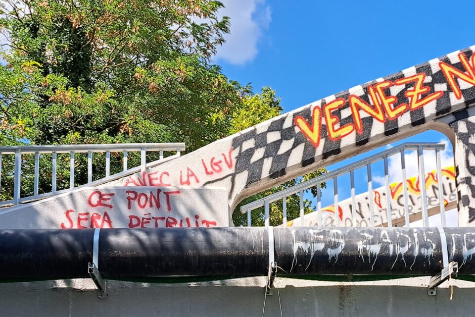 Les tags laissés par les militants sur un pont au niveau de l'écluse de l'Hers.