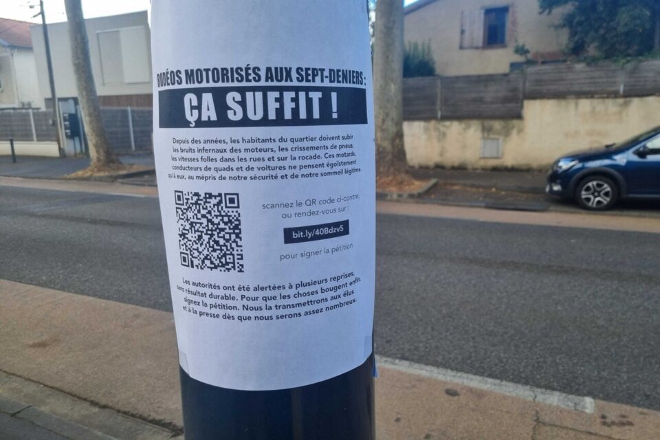 Des affiches partagent la pétition en ligne dans les rues du quartier Sept-Deniers.
