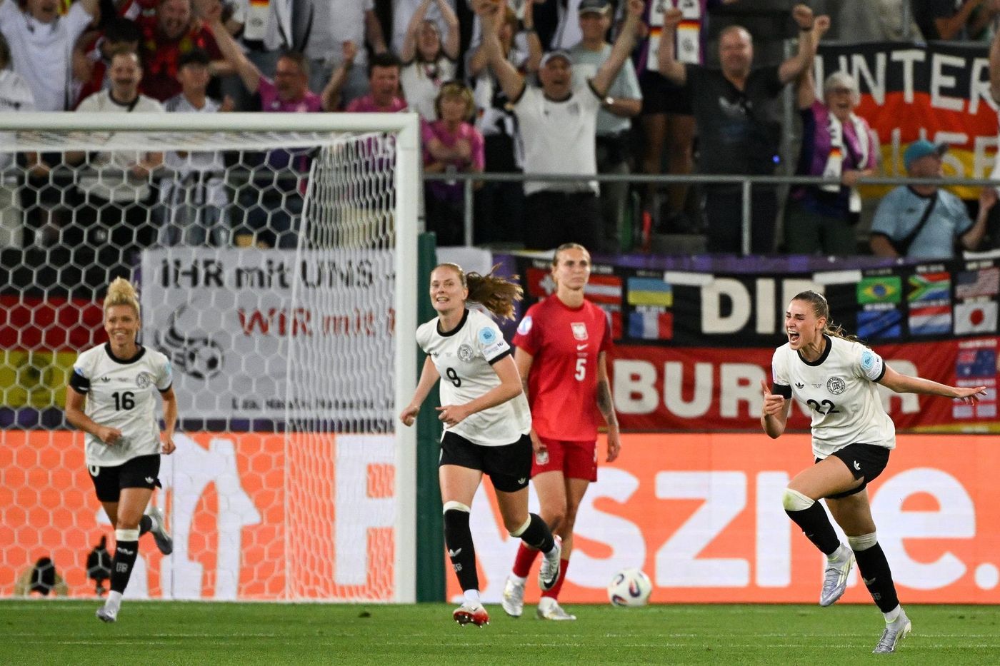 l'Allemagne surclasse la Pologne mais tremble pour Gwinn