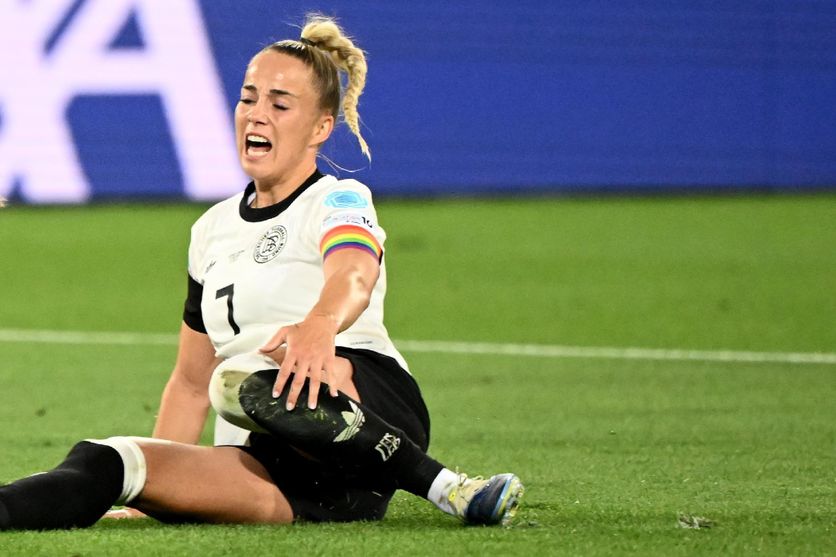 La capitaine de l'Allemagne Giulia Gwinn blessée contre la Pologne à l'Euro à Saint-Gall, le 4 juillet 2025