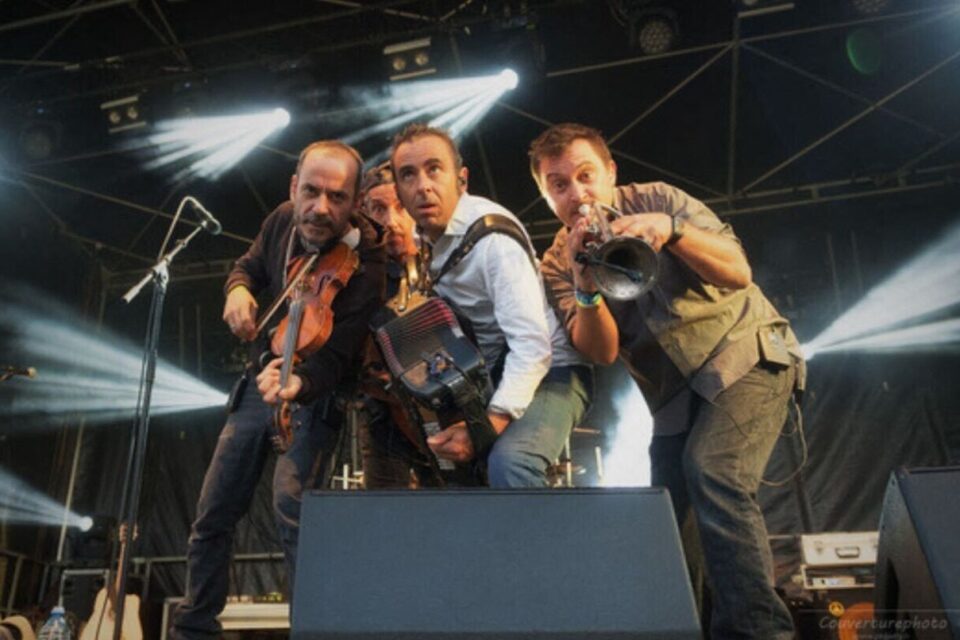 Le groupe les Barbeaux se produit samedi 14 juin 2025 sur la scène installée place de la mairie de Briouze (Orne).