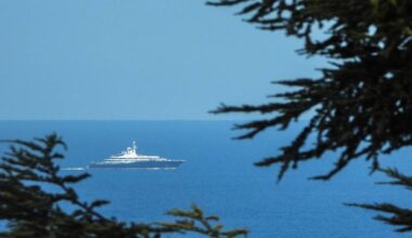L'un des plus grands du monde, une valeur chiffrée à près de 300 millions de dollars: à qui appartient le super yacht Al Mirqab aperçu dans la baie des Anges?