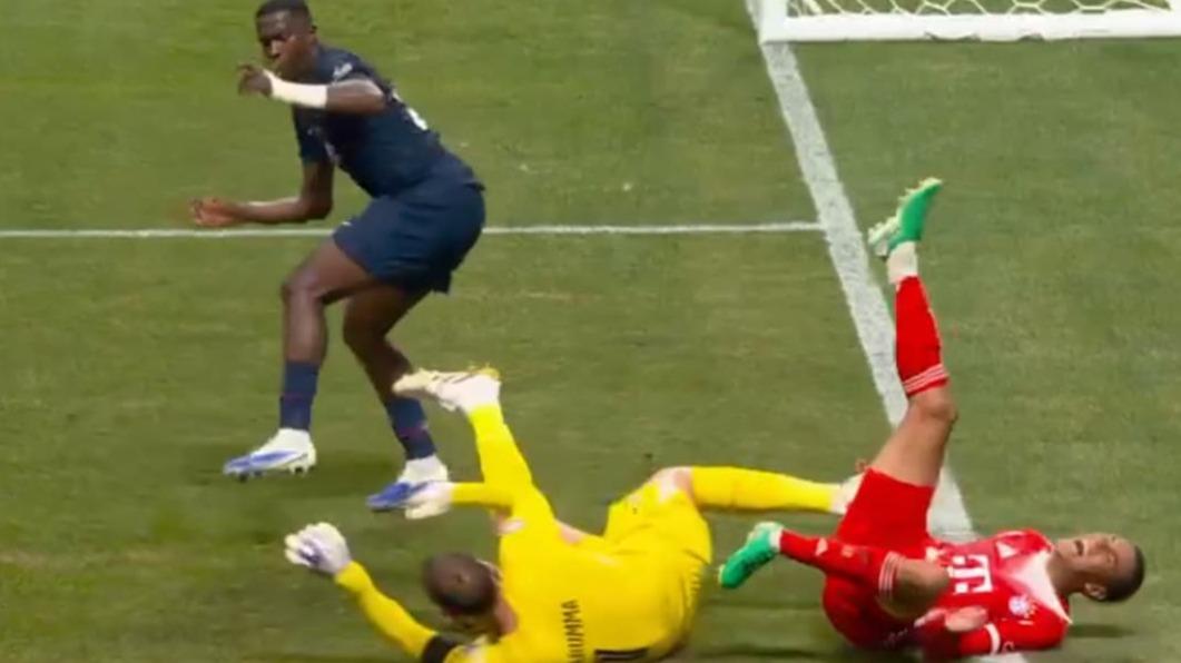 en images, la terrible blessure à la cheville de l’Allemand Musiala après un choc avec Donnarumma