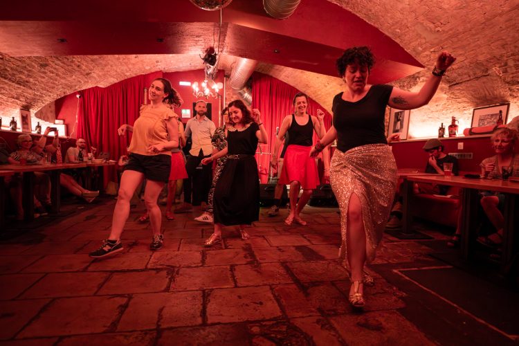 Swing jazz blues danse Lindyspot caveau tigre