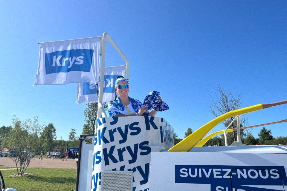 Margot, 26 ans, distributrice de goodies sur la caravane Krys du Tour de France.
