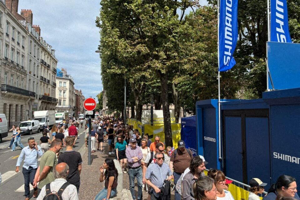 Il faut s'armer de patience : la file d'attente s'allonge, sur l'heure du midi.