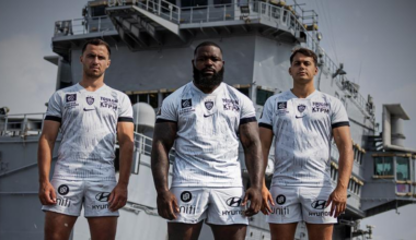 en images, quand Toulon s’inspire du porte-avions Charles de Gaulle pour créer son maillot extérieur