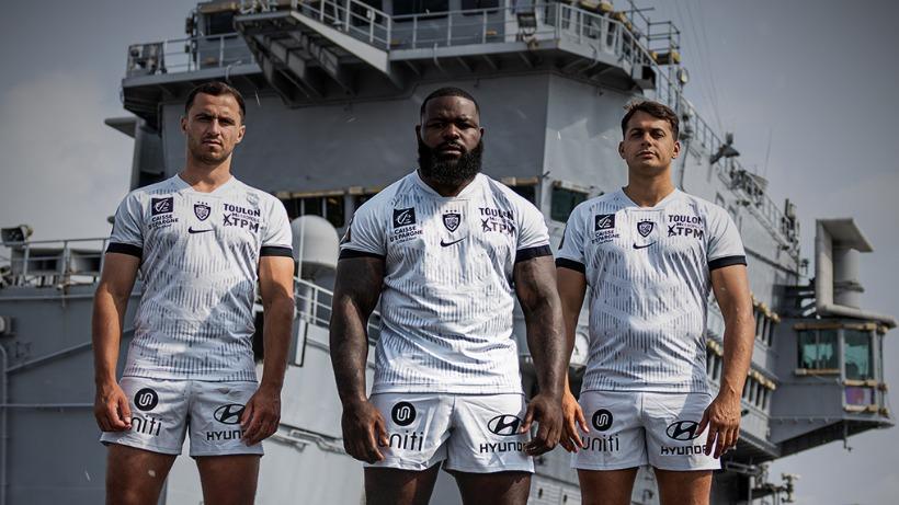 en images, quand Toulon s’inspire du porte-avions Charles de Gaulle pour créer son maillot extérieur