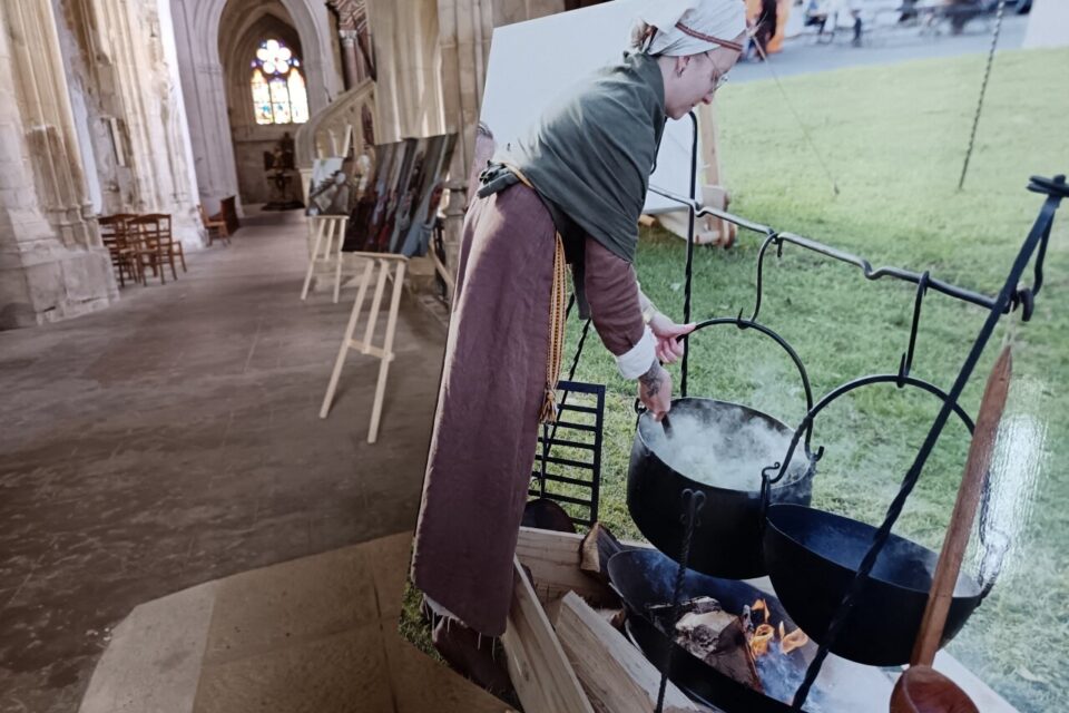 Dans l'église Notre-Dame de Dives-sur-Mer, les photographies trônent sur des chevalets.