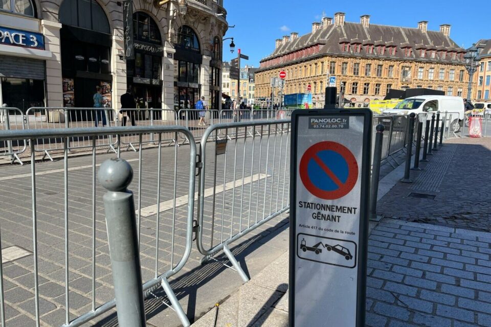Dès les premières heures de la matinée ce jeudi, des barrières ont été installées le long de la rue Faidherbe à Lille. Les passants devaient montrer patte blanche pour accéder à la Grand'Place.