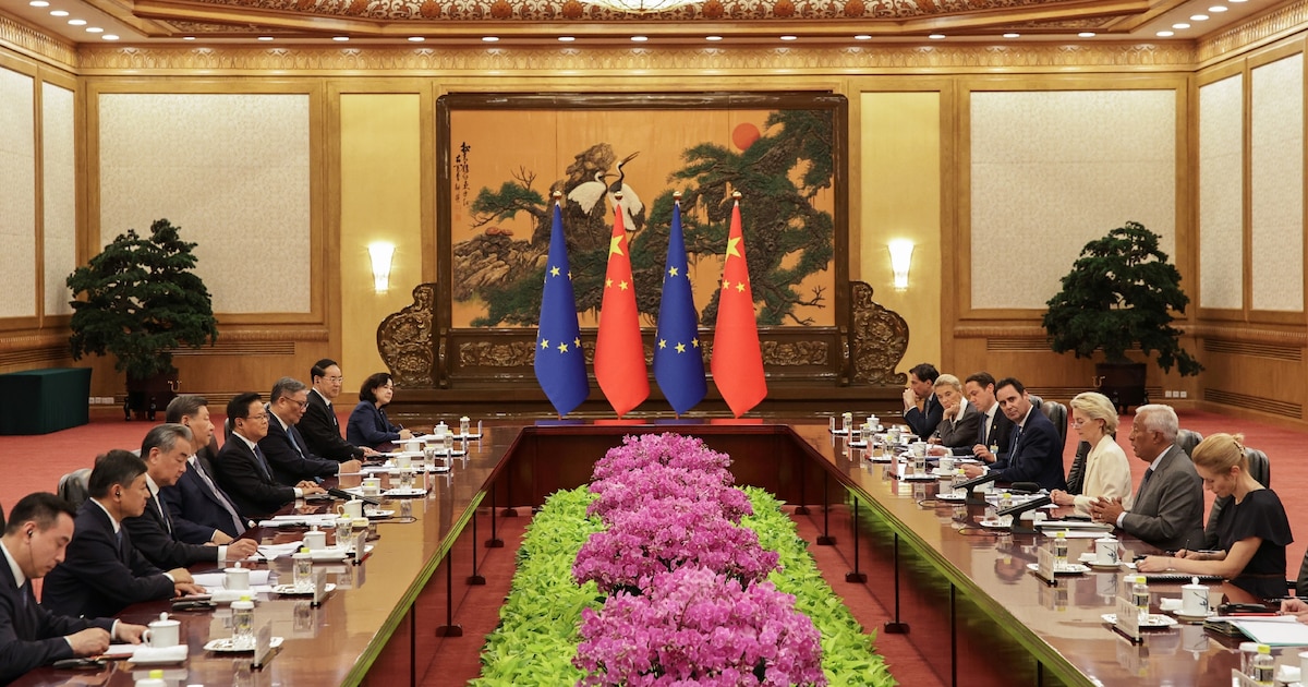 Le président chinois Xi Jinping (4e g) écoute le président du Conseil européen Antonio Costa (2e d), en présence de la présidente de la Commission européenne Ursula von der Leyen (3e d) et de la cheffe de la diplomatie européenne Kaja Kallas (d) lors de l'ouverture du 25e sommet Union européenne - Chine au Grand Palais du Peuple à Pékin, le 24 juillet 2025