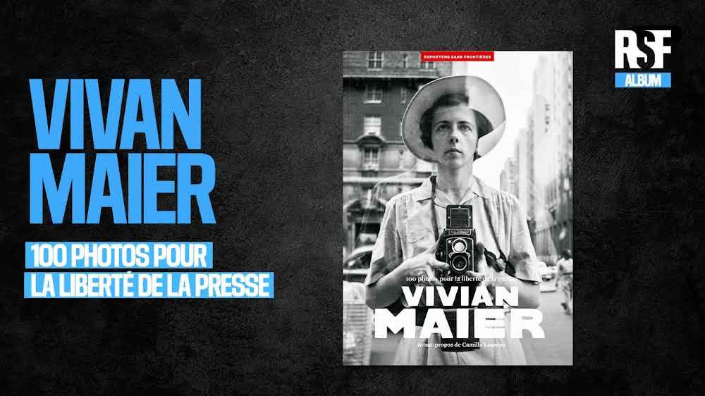 Affiche promotionnelle de l’album photo de Vivian Maier, titré ’100 photos pour la liberté de la presse’, montrant une femme avec un appareil photo.
