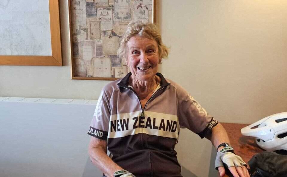 Glenice est venue spécialement de Nouvelle-Zélande pour suivre le Tour de France sur place. Pour cette 8e étape, elle a déployé sa tente au camping ! Tour de France 2025 Gennes