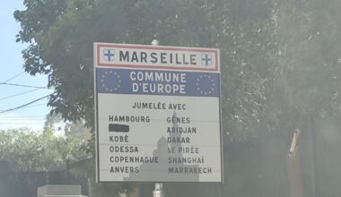 Haïfa raturée de la liste des villes jumelles sur un panneau d’entrée d’agglomération