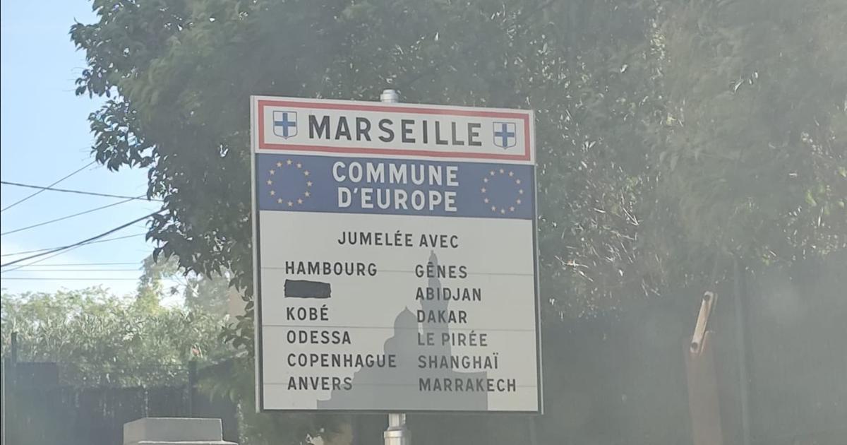 Haïfa raturée de la liste des villes jumelles sur un panneau d’entrée d’agglomération