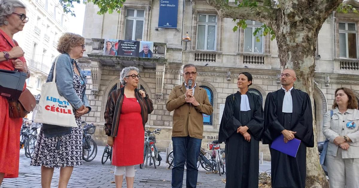 une banderole de soutien à Cécile Kholer et Jacques Paris, otages en Iran depuis 2022, accrochée sur le centre Jean Moulin