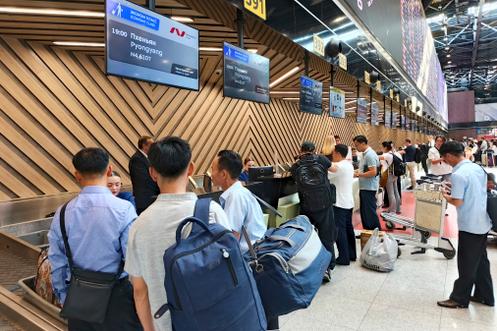 Au comptoir d’enregistrement du vol reliant Moscou et Pyongyang, à l’aéroport international Cheremetievo, le 27 juillet 2025.
