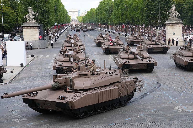 Des chars Leclerc descendent l'avenue des Champs-Elysées lors du défilé du 14 juillet 2025 à Paris.
