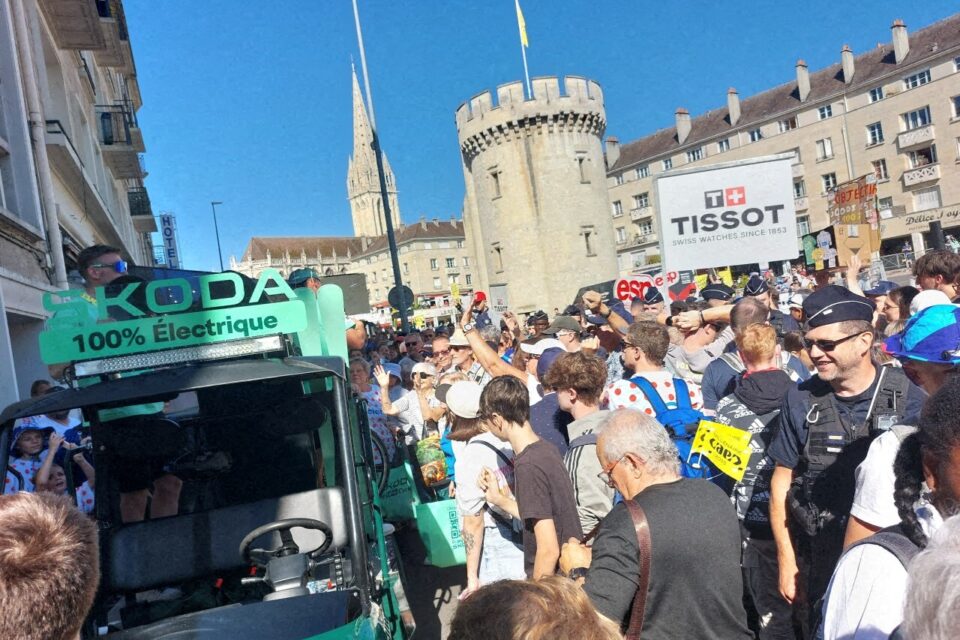 C'est la folie du côté de la Tour Leroy pour le Tour de France à Caen.