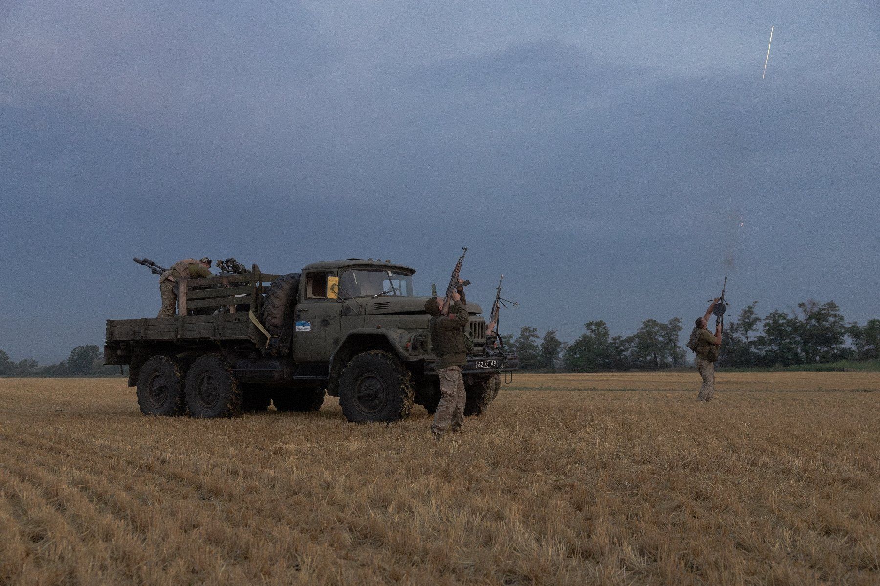 Des militaires ukrainiens de l'unité mobile de défense aérienne de la 59e brigade tirent un canon automatique antiaérien double ZU-23 de fabrication soviétique vers un drone russe depuis un champ de tournesols, lors d'une attaque aérienne près de...