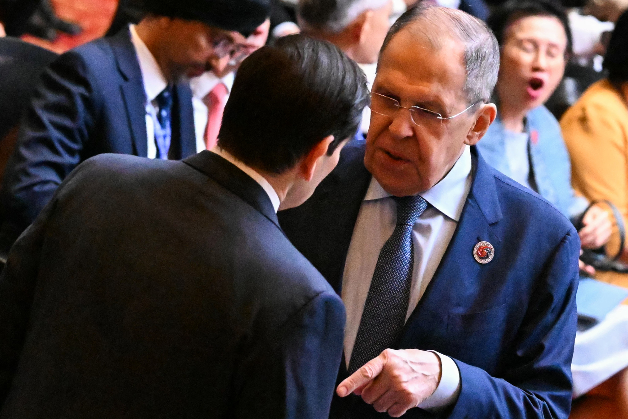 Le Secrétaire d’État américain, Marco Rubio, discute avec le Ministre des Affaires étrangères russe, Sergei Lavrov, lors de la réunion des Ministres des Affaires étrangères de l’ASEAN à Kuala Lumpur le 11 juillet 2025.