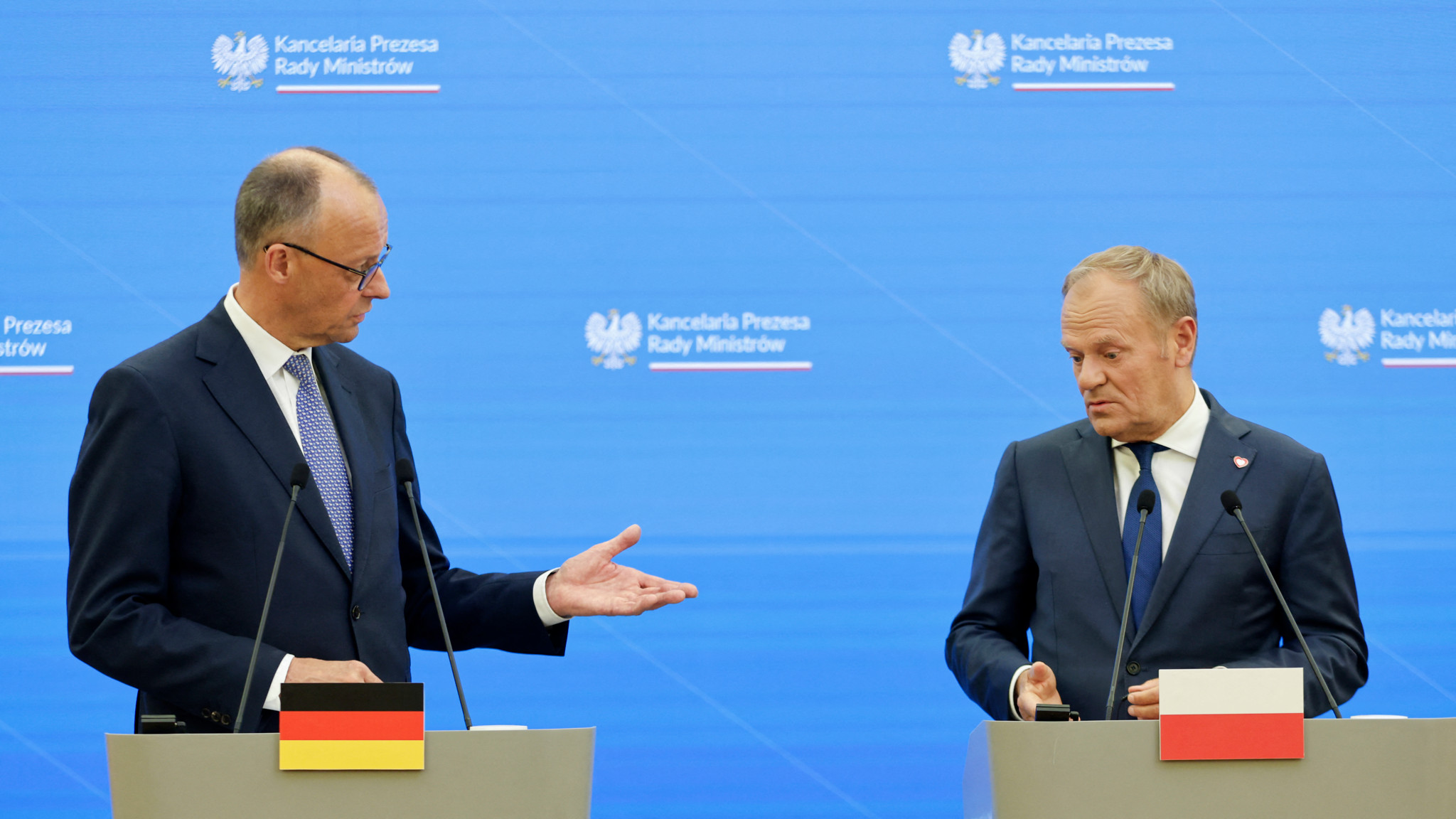 Le Premier ministre polonais Donald Tusk et le chancelier allemand Friedrich Merz lors d’une conférence de presse conjointe à Varsovie, le 7 mai 2025, pour renforcer les relations entre les pays européens.