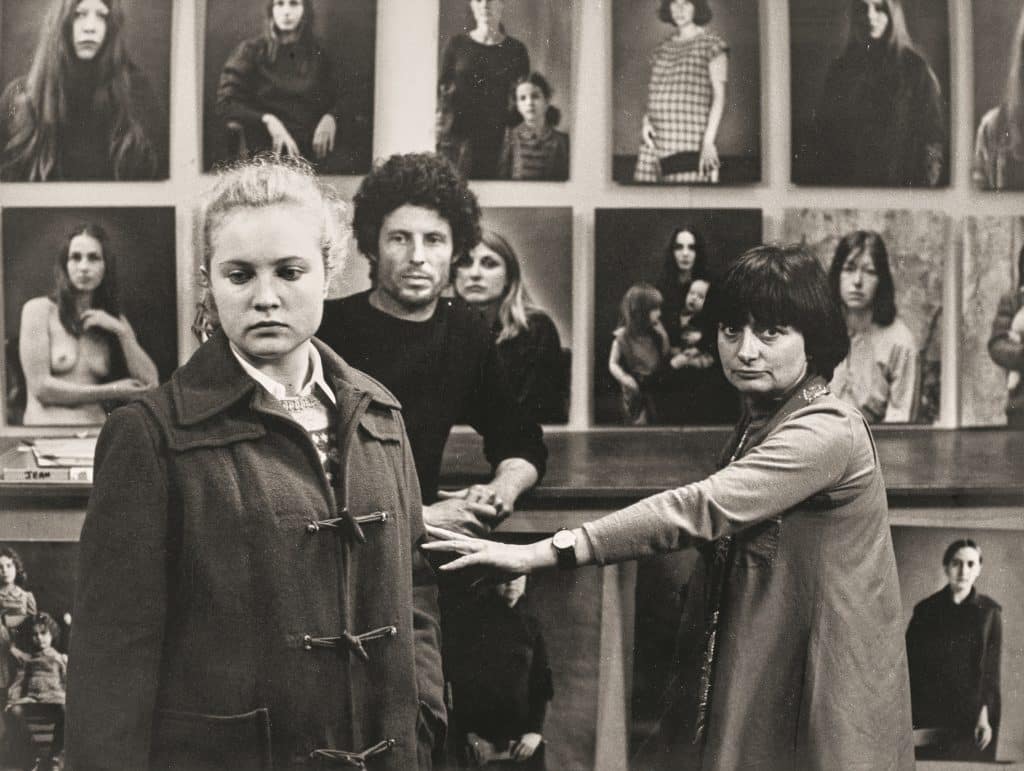 Photographie de Robert Picard, Valérie Mairesse, Robert Dadiès et Agnès Varda sur le tournage du film d’Agnès Varda L’une Chante, l’autre pas, 1976 Robert Picard © Ciné-Tamaris