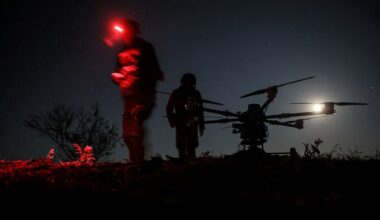 Des soldats préparent des drones FPV pour tirer en direction des positions russes dans un abri de la région de Kostyantynivka, 23 mai 2025.