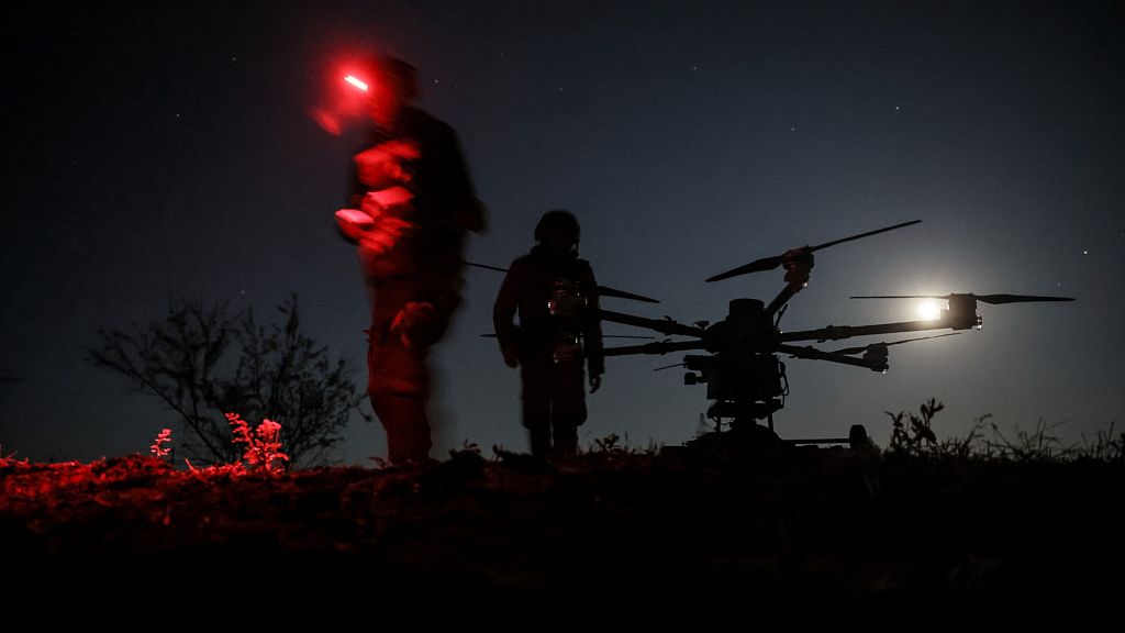 Des soldats préparent des drones FPV pour tirer en direction des positions russes dans un abri de la région de Kostyantynivka, 23 mai 2025.
