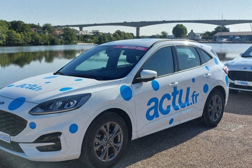 La voiture Actu Caen dans la caravane du Tour de France.