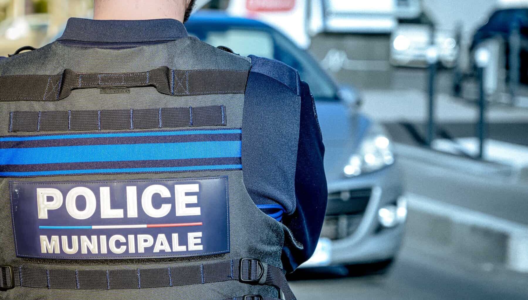 un homme armé s'en prend à une jeune fille, la police intervient à temps