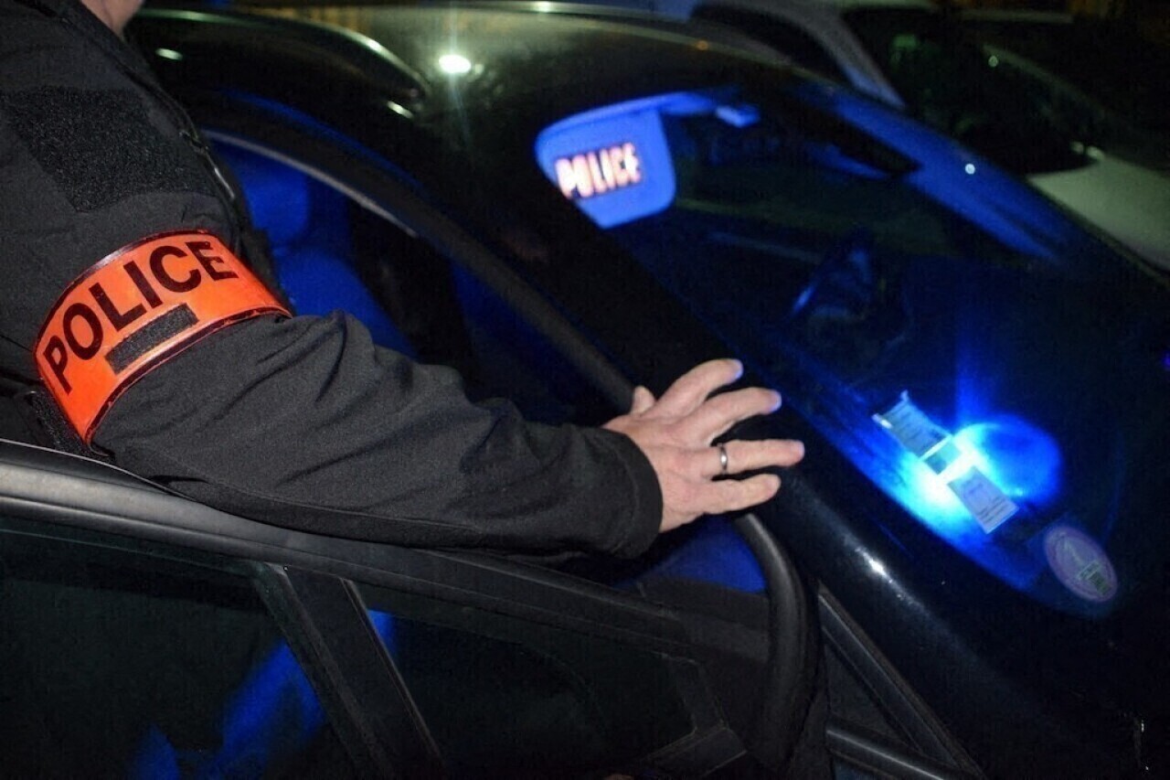 après avoir bu de la vodka, il fait un croche-pied à un policier