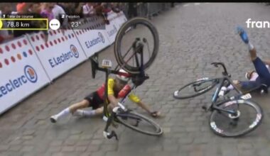 en vidéo, la terrible chute entre deux coureurs français en plein sprint sur les pavés
