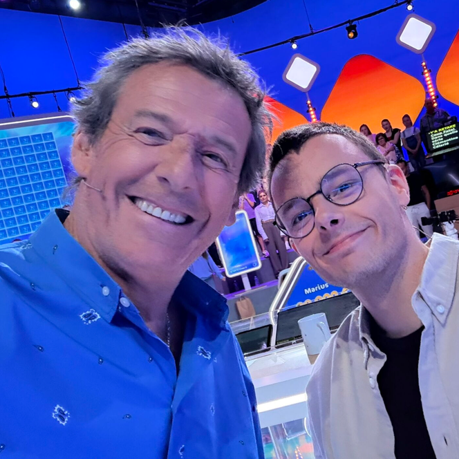 Le présentateur Jean-Luc Reichmann et le candidat, étudiant en histoire, Emilien, sur le plateau de l’émission « Les 12 coups de midi ».