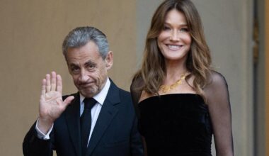 En scooter, sans casques, Carla Bruni et Nicolas Sarkozy comme deux jeunes amoureux en vacances